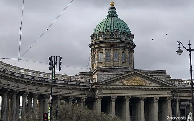 СК завел уголовное дело против девушки, справившей нужду у Казанского собора — Новости