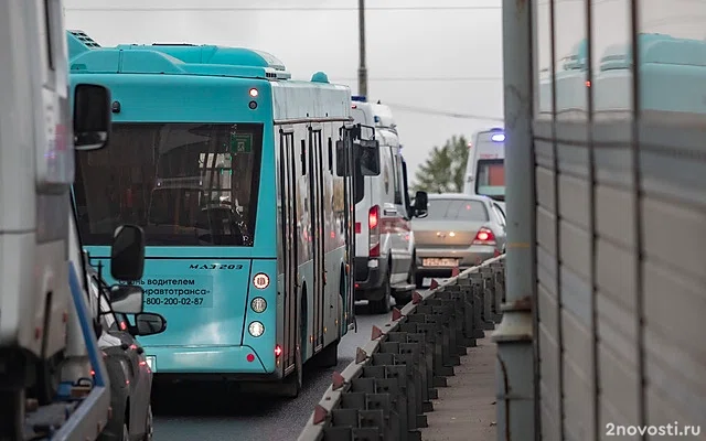 В Петербурге влетевший в стену автобус собрал крупную пробку у «Чкаловской» — Новости