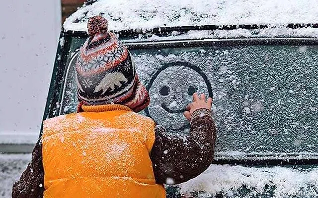 В Москве люди заметили ребенка, который замерз в заблокированном Mercedes-Benz — Новости