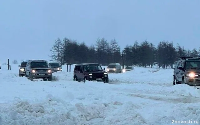 Свыше 100 автомобилей попали в снежный плен на льду в Ногликском районе — Новости