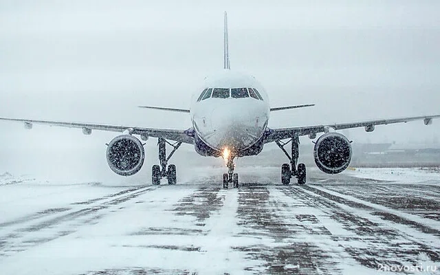 В Якутске из-за поломки шасси не может совершить посадку самолёт Ан-24 — Новости