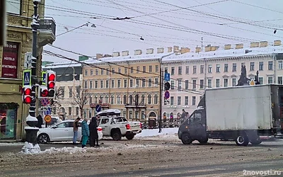 Дорожная авария на углу Невского и Фонтанки попала на видео — Новости