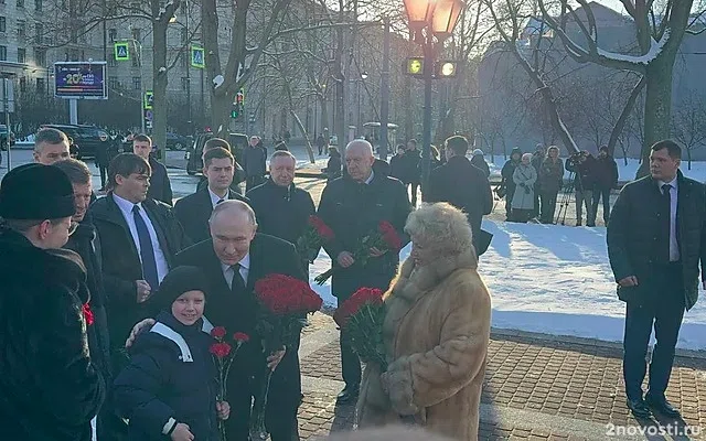 Путин пообщался с внуком Анатолия Собчака у памятника первому мэру Петербурга — Новости