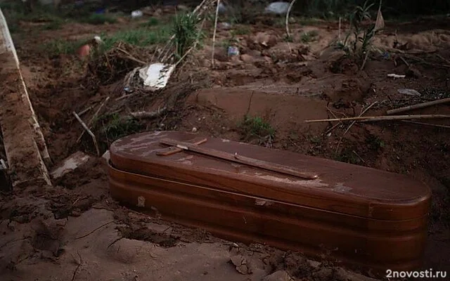 Водитель грузовика нашел на свалке в Барнауле два гроба и цветы — Новости