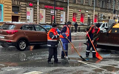 Коммунальщики убирают гигантскую лужу в центре Петербурга после видео в сети — Новости