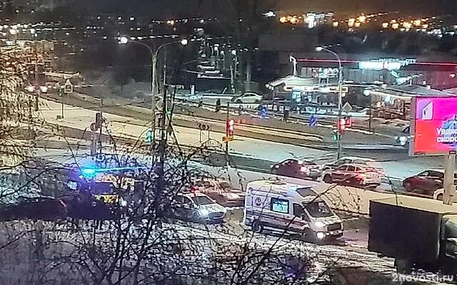 Момент ДТП со сбитыми на остановке пешеходами на Большевиков попал на видео — Новости
