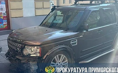 В центре Владивостока внедорожник протаранил храм и автомобиль полиции — Новости