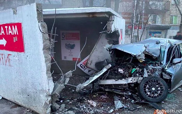 Пьяный водитель Toyota в Белгороде врезался в укрытие, скрываясь от ДПС — Новости