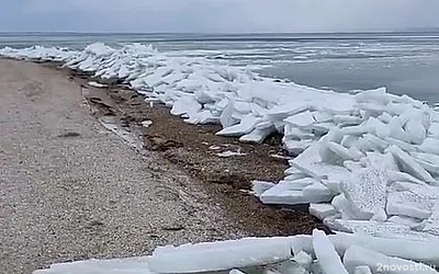 На пляже в Анапе заметили необычные ледяные торосы — Новости