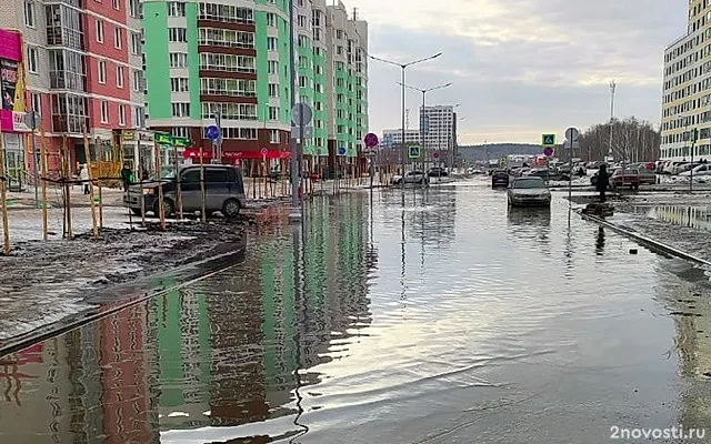 В Екатеринбурге из-за прорыва трубы по улице разлились сточные воды — Новости