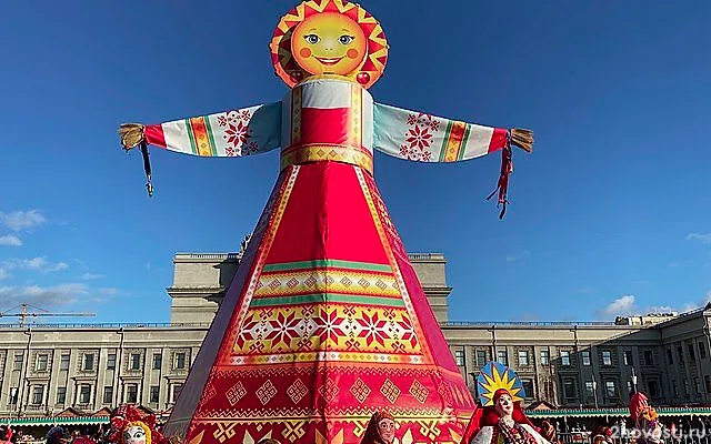 Сибирячка до смерти объелась блинов на конкурсе в честь Масленицы — Новости