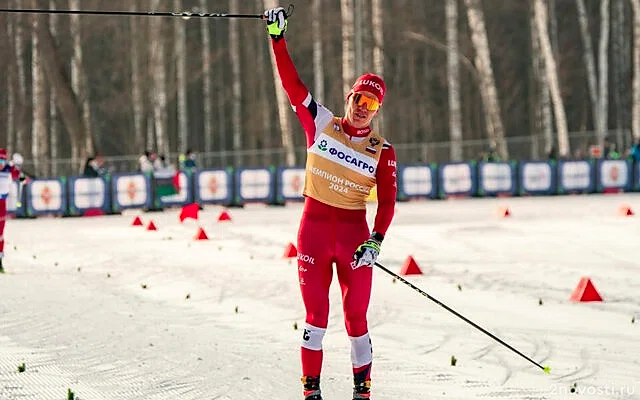 Александр Большунов взял золото в скиатлоне на чемпионате России в Казани — Новости