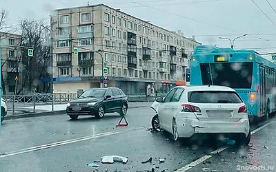 Пропустивший поворот автобус устроил массовое ДТП на севере Петербурга — Новости