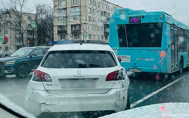 Пропустивший поворот автобус устроил массовое ДТП на севере Петербурга — Новости