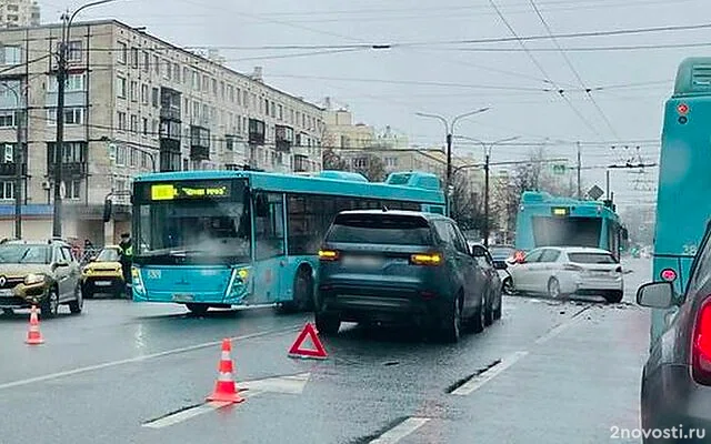 Пропустивший поворот автобус устроил массовое ДТП на севере Петербурга — Новости