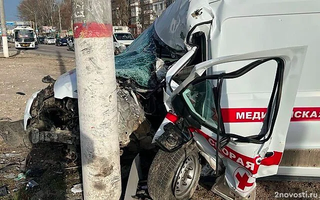 В Керчи машина скорой помощи врезалась в столб, одну пациентку спасти не смогли — Новости