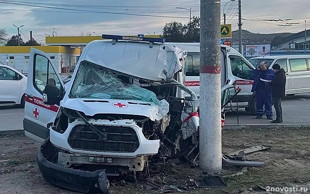 В Керчи машина скорой помощи врезалась в столб, одну пациентку спасти не смогли — Новости