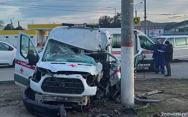 В Керчи машина скорой помощи врезалась в столб, одну пациентку спасти не смогли — Новости