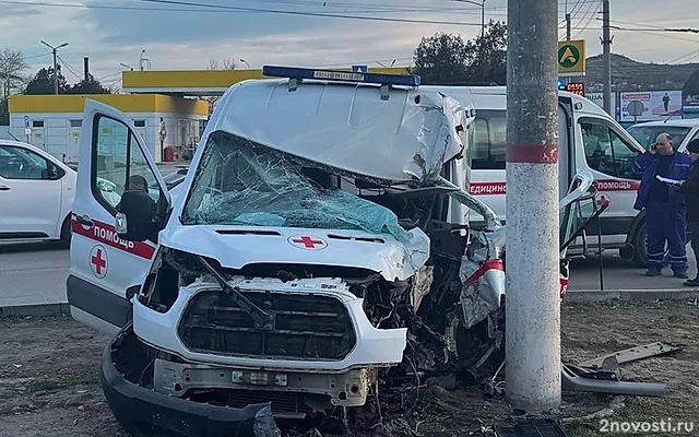 В Керчи машина скорой помощи врезалась в столб, одну пациентку спасти не смогли — Новости