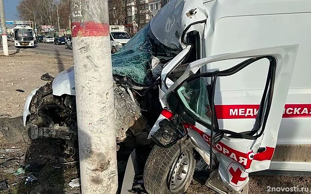 В Керчи машина скорой помощи врезалась в столб, одну пациентку спасти не смогли — Новости