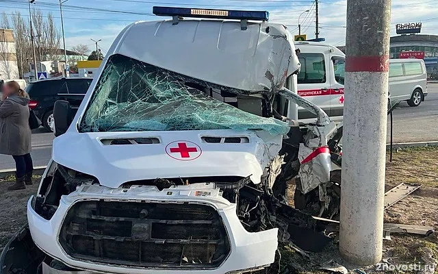 В Керчи машина скорой помощи врезалась в столб, одну пациентку спасти не смогли — Новости