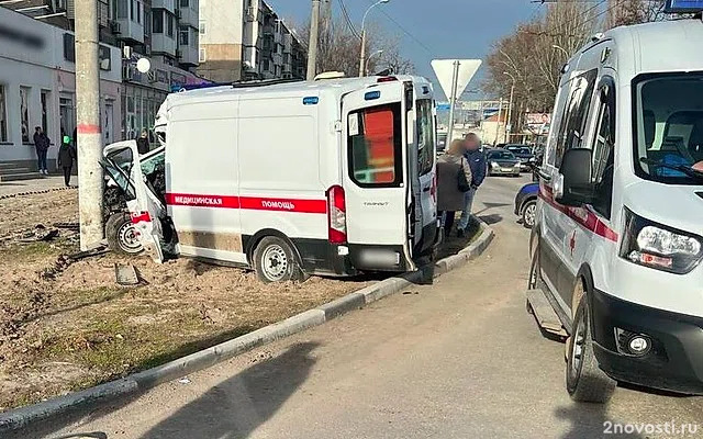 В Керчи машина скорой помощи врезалась в столб, одну пациентку спасти не смогли — Новости