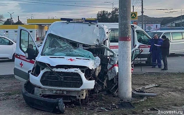 В Керчи машина скорой помощи врезалась в столб, одну пациентку спасти не смогли — Новости