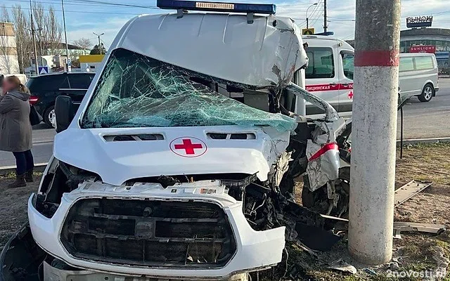 В Керчи машина скорой помощи врезалась в столб, одну пациентку спасти не смогли — Новости