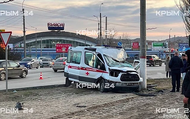 В Керчи машина скорой помощи врезалась в столб, одну пациентку спасти не смогли — Новости