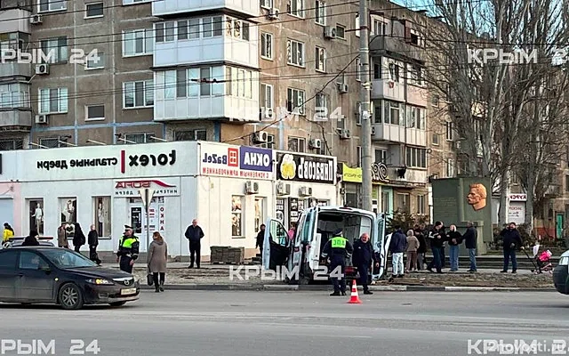 В Керчи машина скорой помощи врезалась в столб, одну пациентку спасти не смогли — Новости