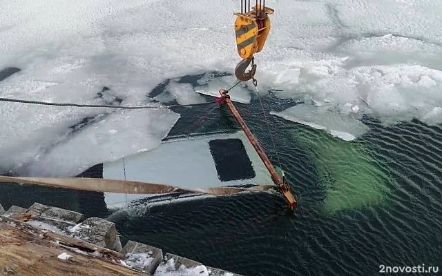 Появились кадры с места падения авто в воду с моста на Итурупе — Новости