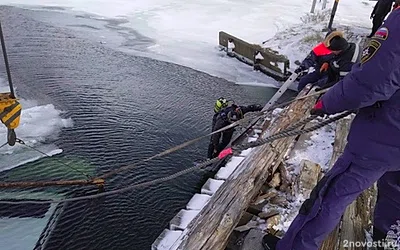 Появились кадры с места падения авто в воду с моста на Итурупе — Новости