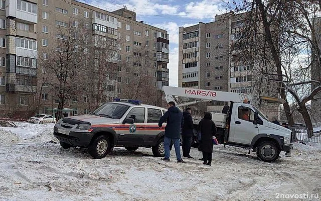 В историческом районе на севере Уфы легковая машина провалилась под землю — Новости