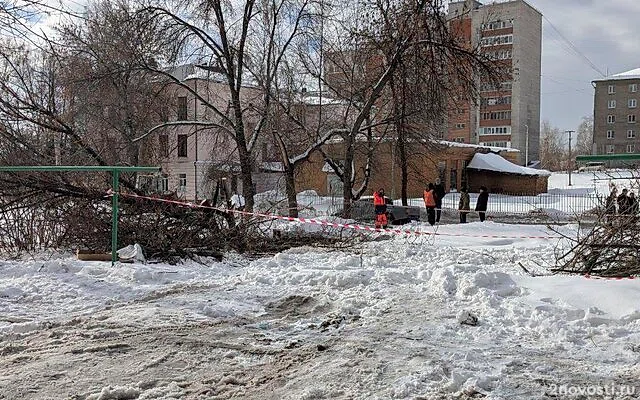 В историческом районе на севере Уфы легковая машина провалилась под землю — Новости