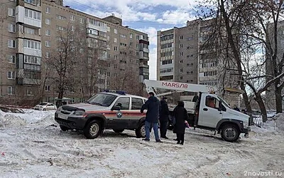 В историческом районе на севере Уфы легковая машина провалилась под землю — Новости