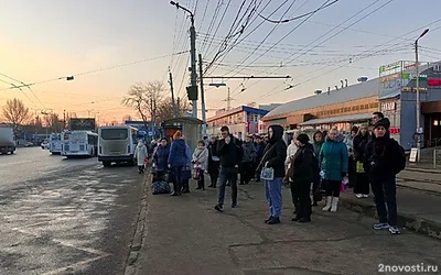 Утро без «тройки». Саратовцы по привычке ждут трамвая, рельсы демонтируют — Новости