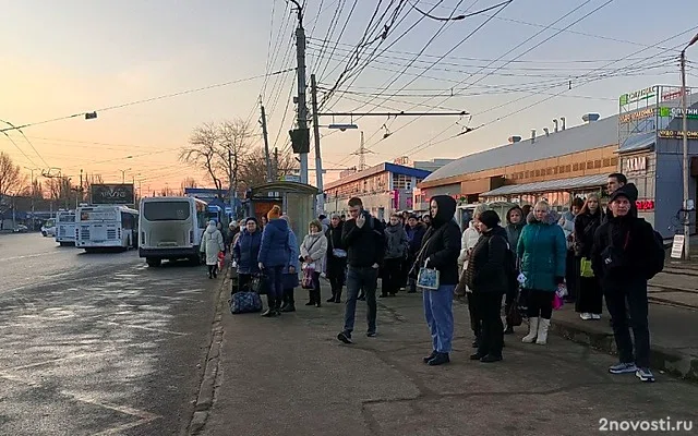 Утро без «тройки». Саратовцы по привычке ждут трамвая, рельсы демонтируют — Новости