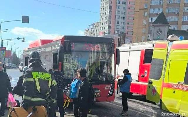 В Казани машина влетела в толпу людей в момент выхода из автобуса — Новости