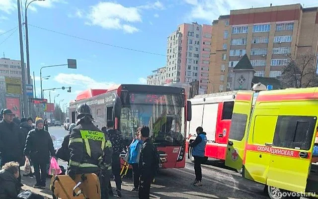 В Казани машина влетела в толпу людей в момент выхода из автобуса — Новости