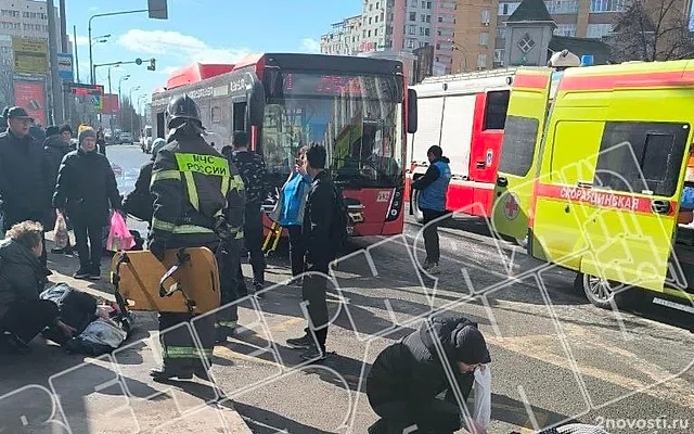 В Казани машина влетела в толпу людей в момент выхода из автобуса — Новости