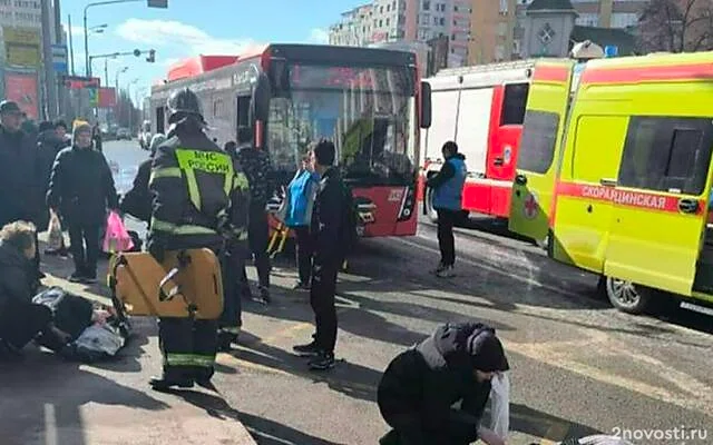 В Казани машина влетела в толпу людей в момент выхода из автобуса — Новости