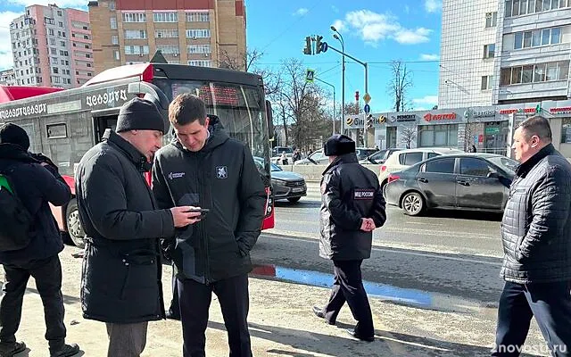 В Казани машина влетела в толпу людей в момент выхода из автобуса — Новости