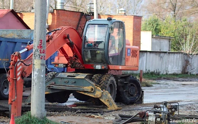 В Калининграде на улице разлилась вода из-за прорыва трубы — Новости