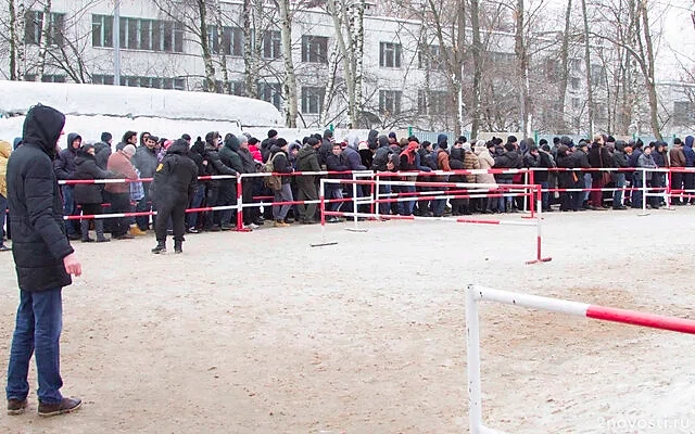 В Екатеринбурге дверь отделения МВД не выдержала напора толпы мигрантов — Новости