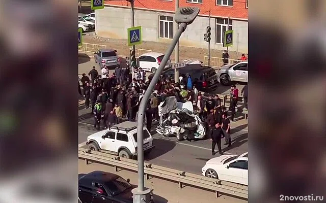 В Махачкале БТР переехал легковой автомобиль с водителем — Новости