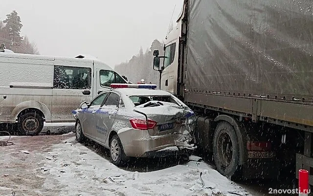 На тюменской трассе столкнулись автобус, ГАЗель, фура, машины пожарных и ДПС — Новости