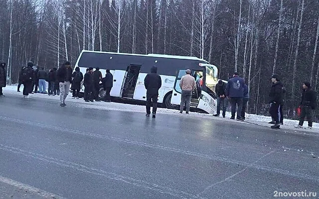 На тюменской трассе столкнулись автобус, ГАЗель, фура, машины пожарных и ДПС — Новости