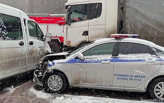 На тюменской трассе столкнулись автобус, ГАЗель, фура, машины пожарных и ДПС — Новости