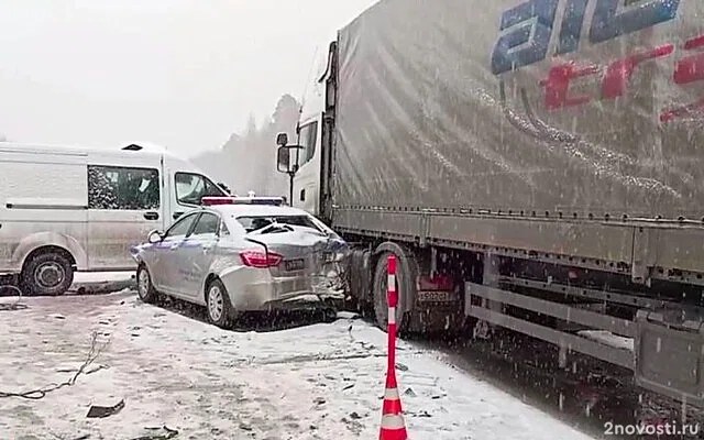 На тюменской трассе столкнулись автобус, ГАЗель, фура, машины пожарных и ДПС — Новости