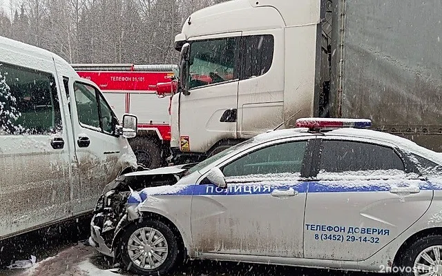 На тюменской трассе столкнулись автобус, ГАЗель, фура, машины пожарных и ДПС — Новости